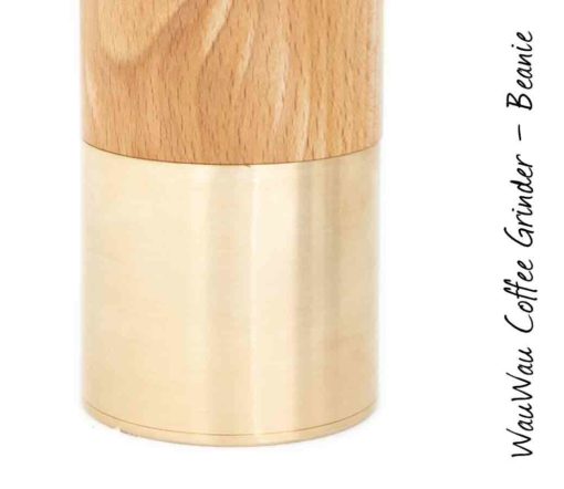 WauWau coffee grinder beanie beech natural / brass 25g detail