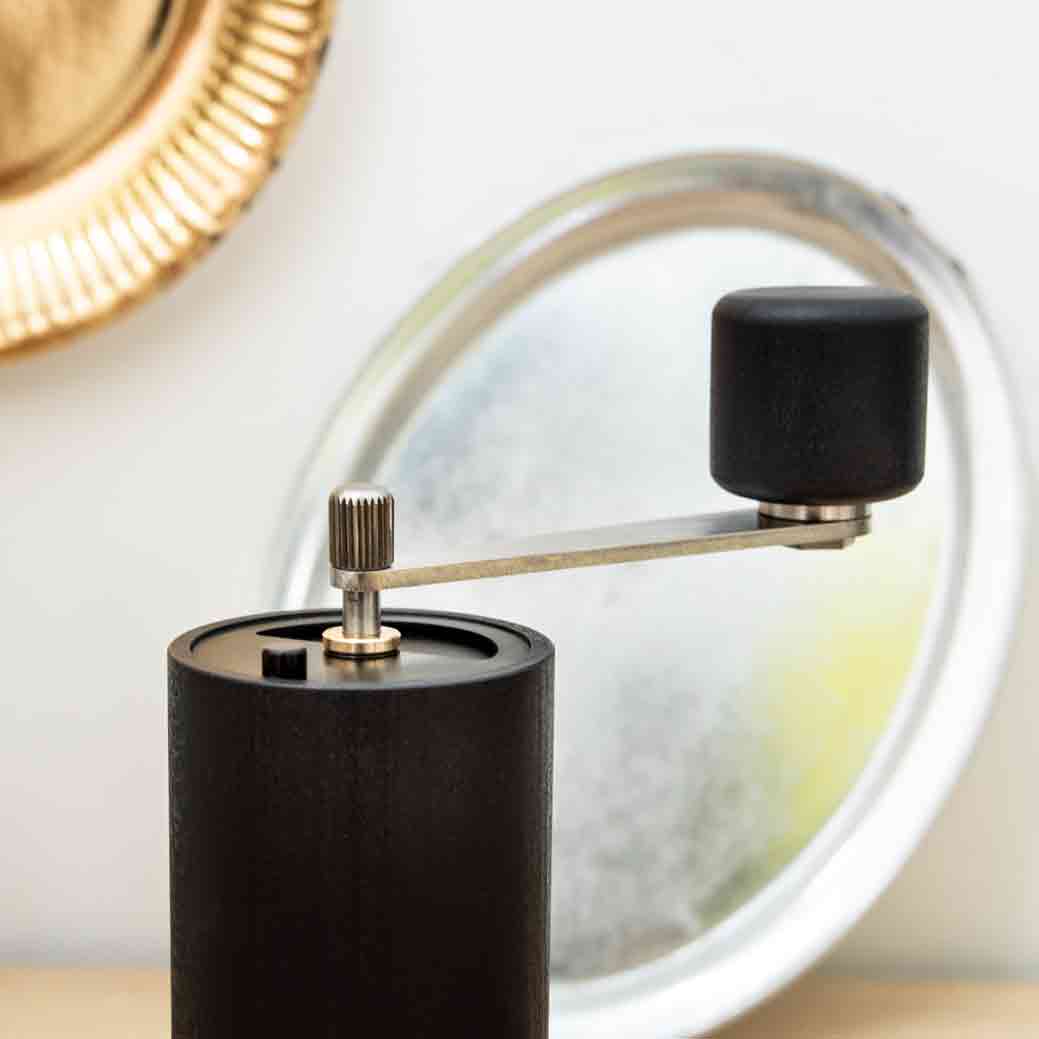 WauWau coffee grinder beanie black 25g mood detail